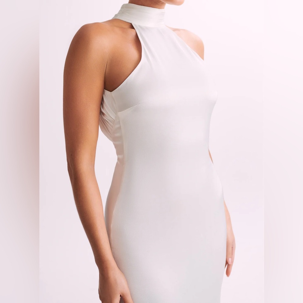 Used once for engagement photos for approx 4 hours and never worn again.